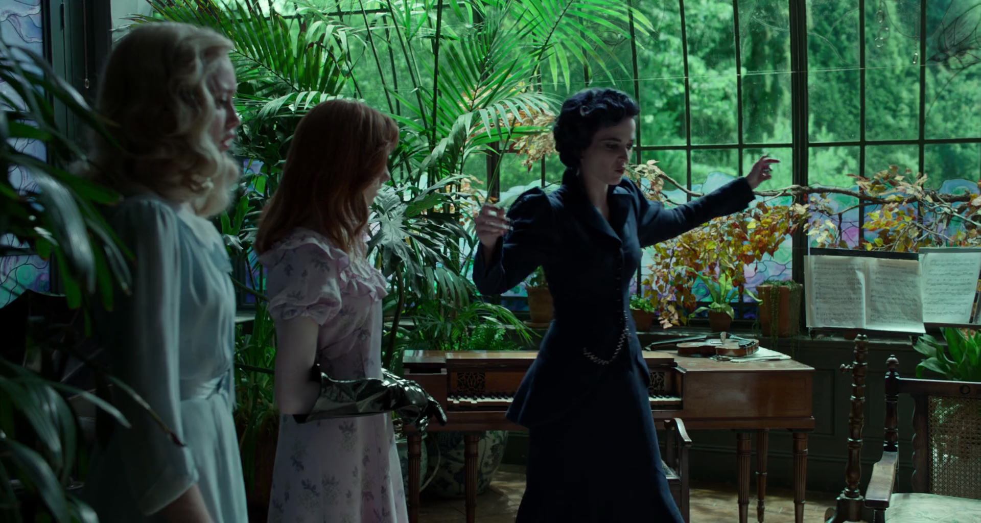 Eva Green, Ella Purnell, and Lauren McCrostie in Miss Peregrine - La casa dei ragazzi speciali (2016)